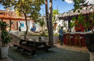 Island Life Blakpackers Hostal Garden